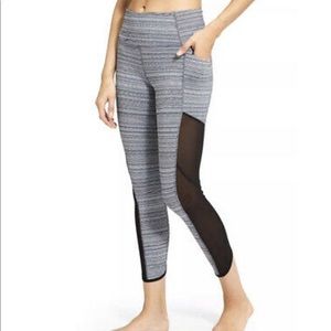 ATHLETA Highrise Black & White Capri Leggings Sz. XS